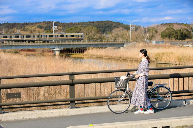 栗山橋を歩く女性の写真