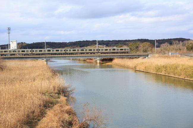 栗山川から見える電車の写真