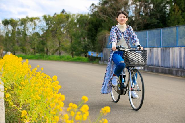 自転車で走っている女性の写真