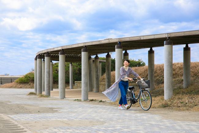 自転車を押して歩いている女性の写真