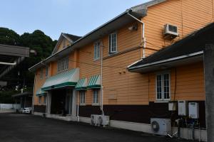 公売物件の正面玄関付近の外観（南側から撮影）